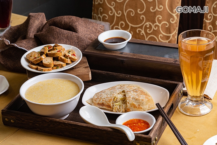 高麗菜盒＋素雞＋小米粥＋黑豆水