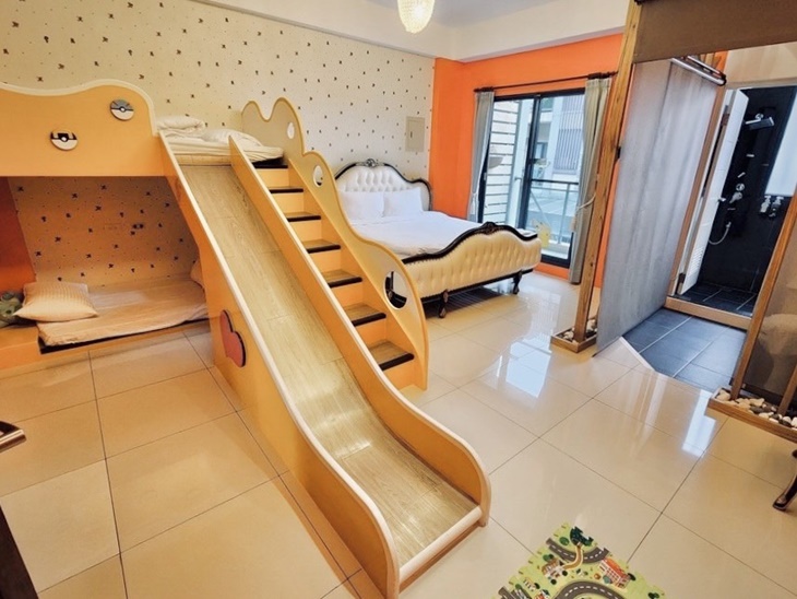 黃色寶貝親子滑梯四人房