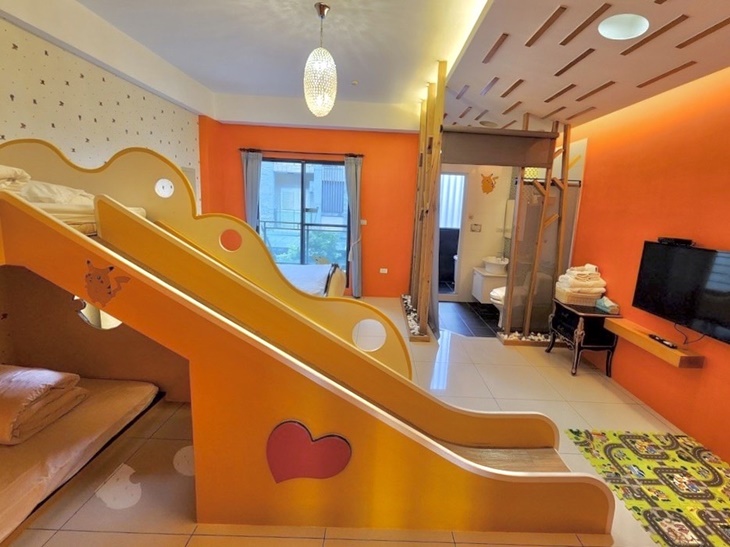 黃色寶貝親子滑梯四人房