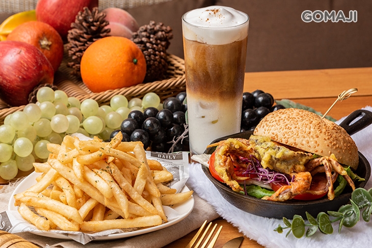 酥炸軟殼蟹堡佐明太子美乃滋 + 酥炸薯條 + 拿鐵咖啡