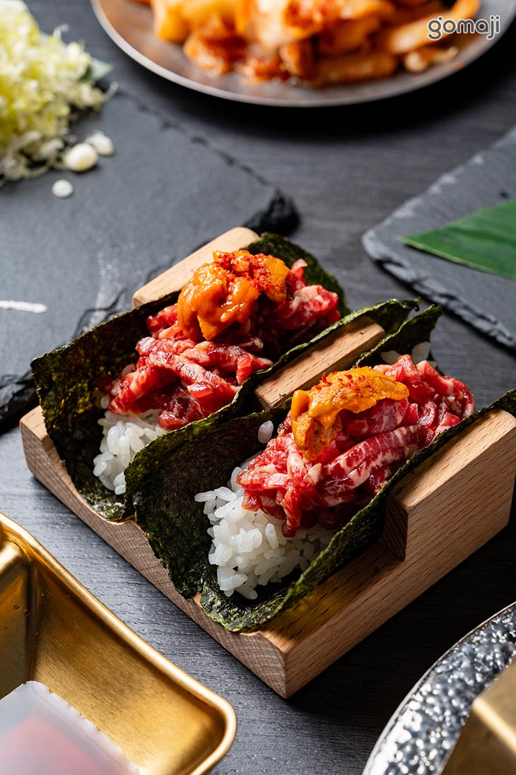 海膽佐生牛肉手捲