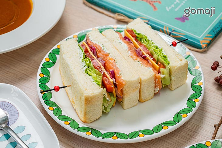 煙燻鮭魚佐香料起司乳酪三明治