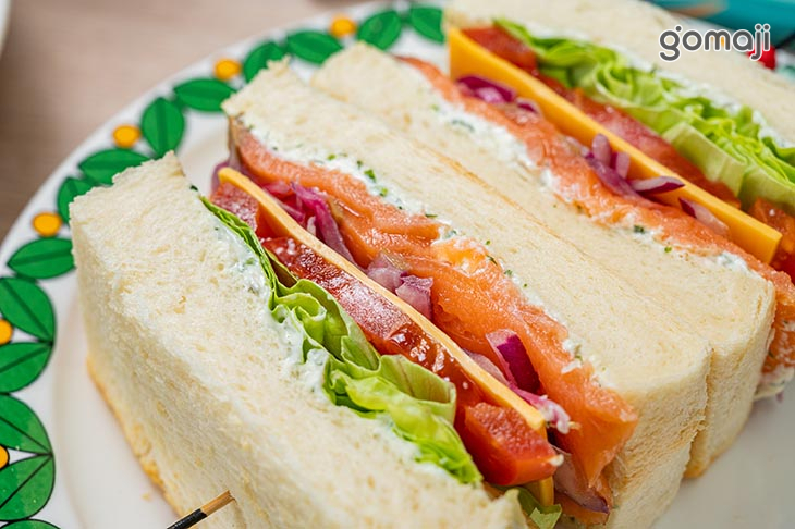 煙燻鮭魚佐香料起司乳酪三明治