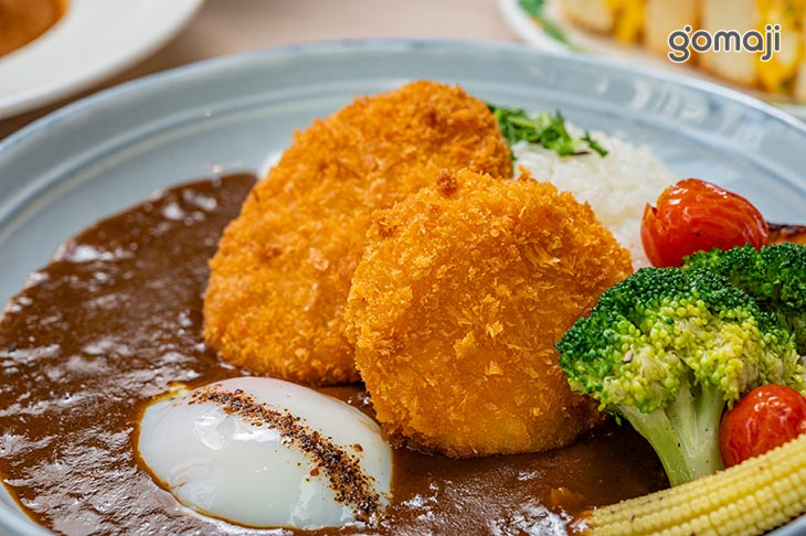 雙色可樂餅咖哩飯 佐 烤時蔬，溫泉蛋