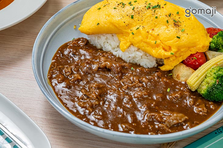 和牛黑咖哩飯 佐 烤時蔬，(升級歐姆蛋)