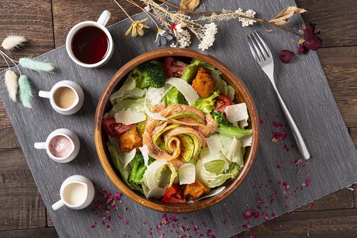 燻鮭魚酪梨木盆沙拉