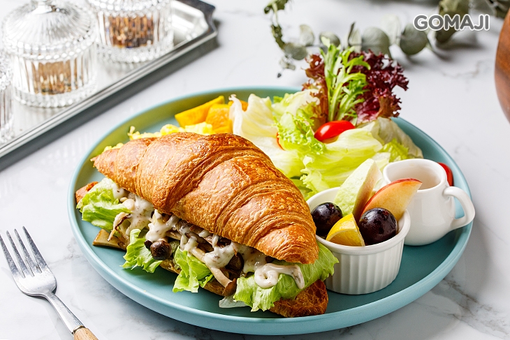 松露菇菇可頌(蛋奶素)+美式炒蛋+胡麻醬+ 季節三色水果一份