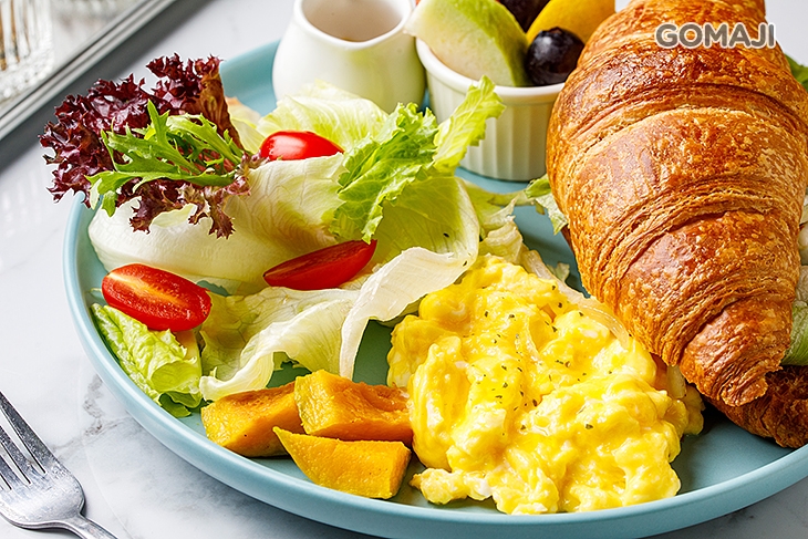 松露菇菇可頌(蛋奶素)+美式炒蛋+胡麻醬+ 季節三色水果一份