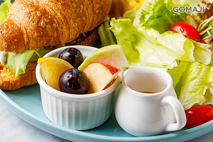 松露菇菇可頌(蛋奶素)+美式炒蛋+胡麻醬+ 季節三色水果一份