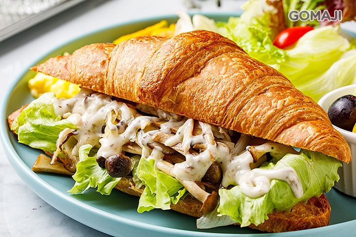 松露菇菇可頌(蛋奶素)+美式炒蛋+胡麻醬+ 季節三色水果一份