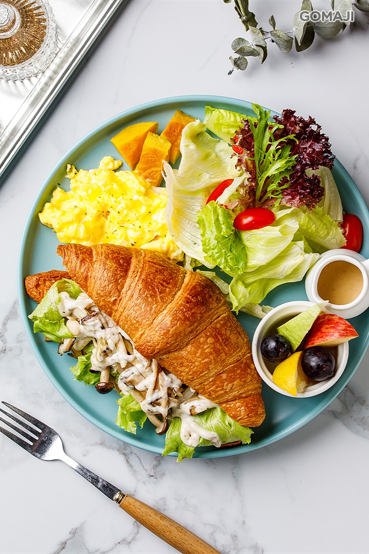 松露菇菇可頌(蛋奶素)+美式炒蛋+胡麻醬+ 季節三色水果一份