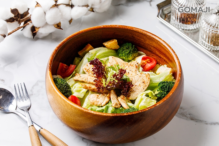 香煎嫩雞胸木盆沙拉(胡麻醬)