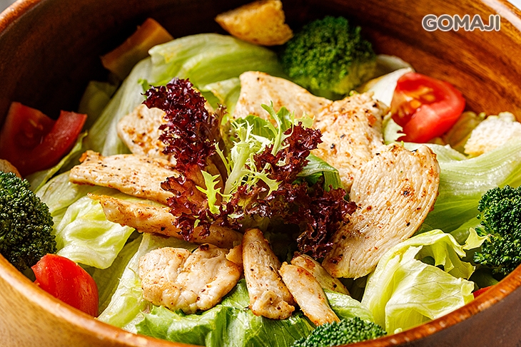 香煎嫩雞胸木盆沙拉(胡麻醬)