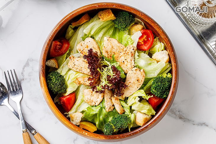 香煎嫩雞胸木盆沙拉(胡麻醬)