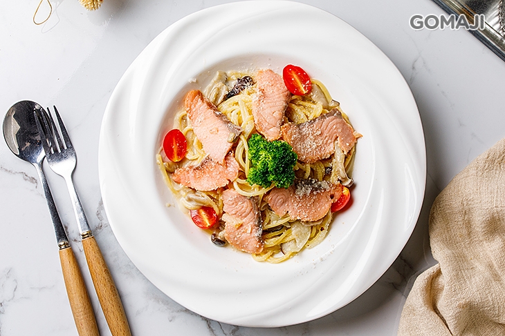 牧場奶油鮭魚義大利麵