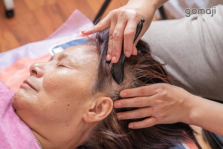 頭⽪經絡⽜⾓刮按SPA(同步進行艾草精油嗅香及髮際線舒壓按摩)