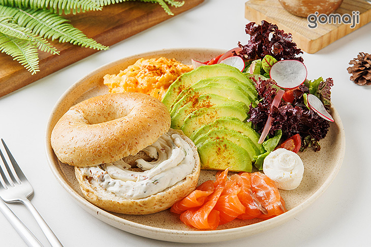 燻鮭魚酪梨早餐盤