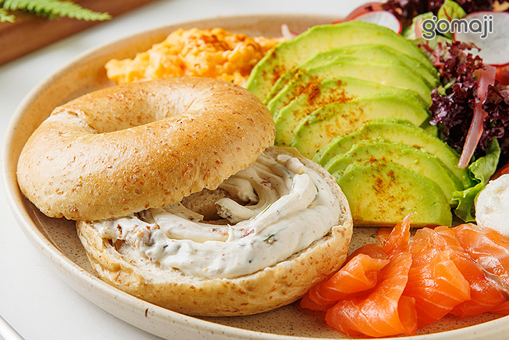 燻鮭魚酪梨早餐盤