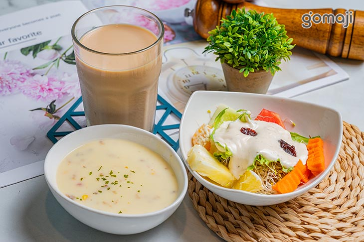 套餐內含沙拉,濃湯,飲料