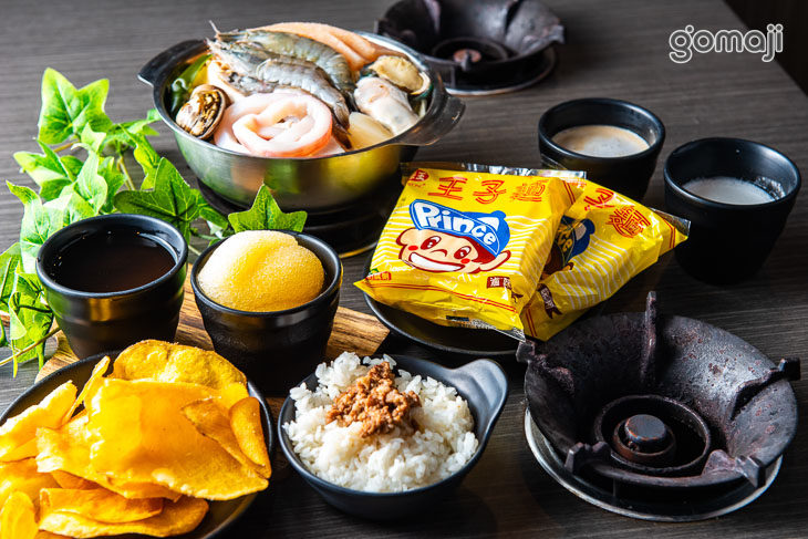 自助吧的冷㐸，地瓜酥，堊子麵，特製醬汁飯