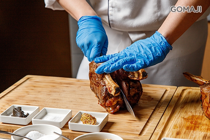 桌邊現切戰斧牛排