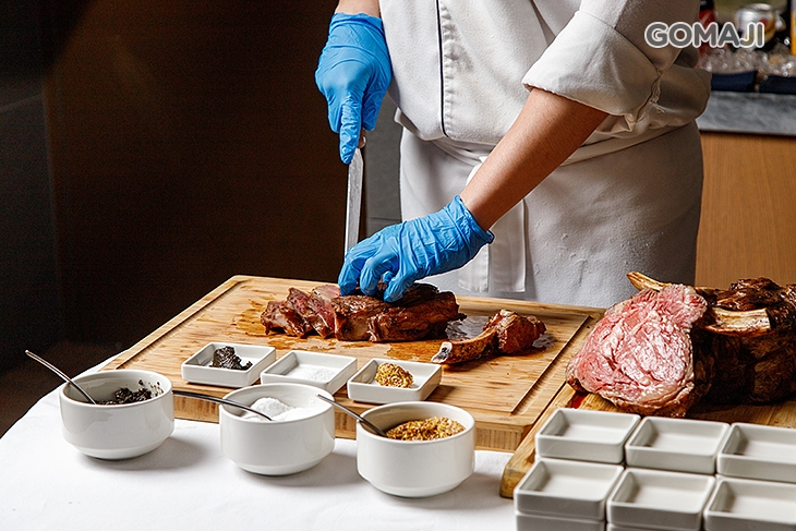 桌邊現切戰斧牛排