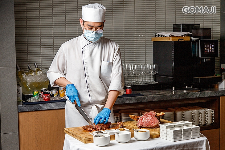 桌邊現切戰斧牛排