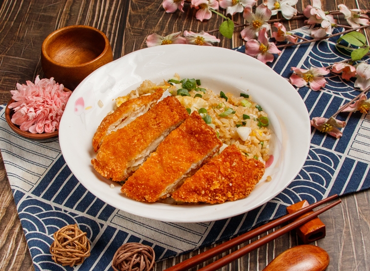 無骨香雞排炒飯