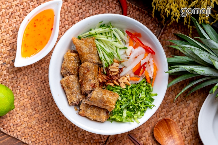 炸春捲涼拌米線