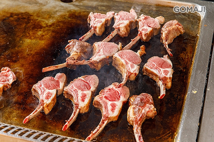 嫩煎羊排附迷迭香醬 