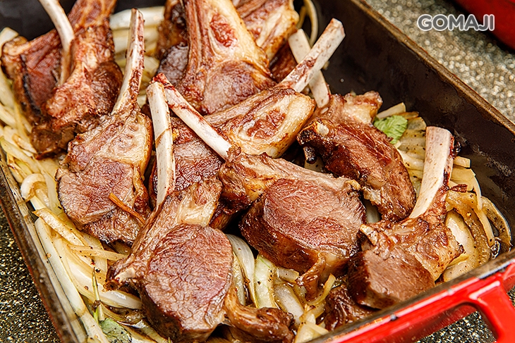 嫩煎羊排附迷迭香醬 