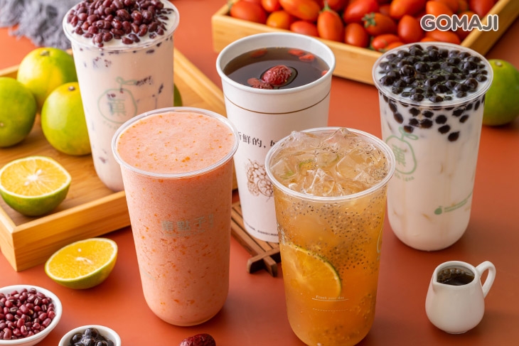 　C.揪起來喝爽爽　 〈橙果粒(I)/番茄梅(I)/柳橙奇亞籽(I)/白鬍子奶蓋鐵觀音(I)/葡萄柚多多(I)/甘蔗柚子茶(I/H)/波霸拿鐵(I/H)/阿華田拿鐵(I/H)/可可拿鐵(I/H)/紅豆奶茶(I/H)/奶酪布丁奶茶(I/H)/紅棗桂圓薑茶(I/H) 任選五(700c.c/杯)〉