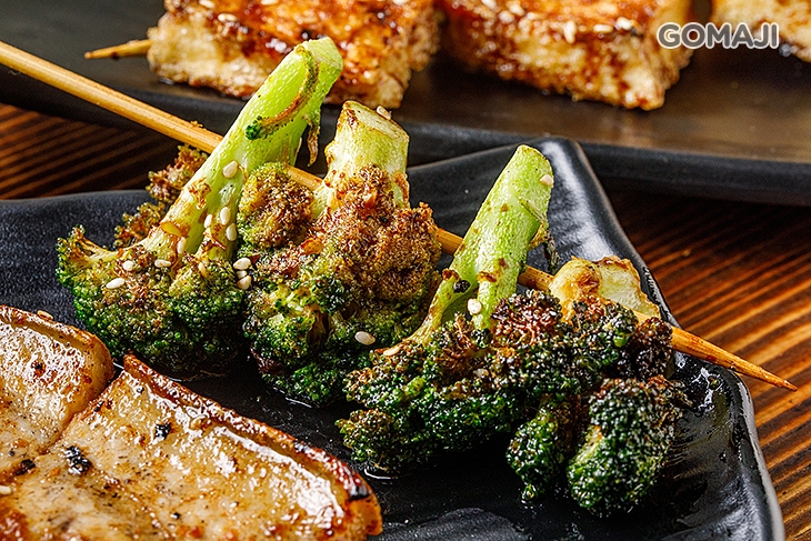 烤三層肉串一份 + 甜不辣一份 + 百頁豆腐一份 + 花椰菜一份