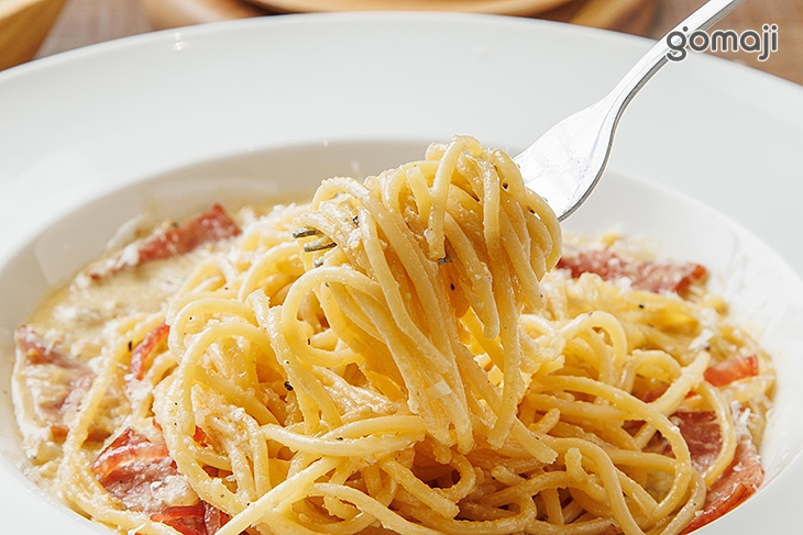 蜜漬燻肉蛋奶麵