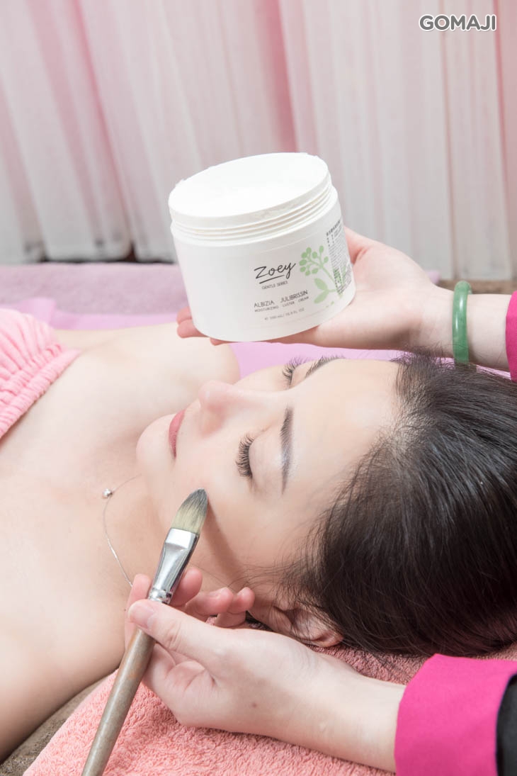 金合歡保濕緊緻霜按摩臉部 