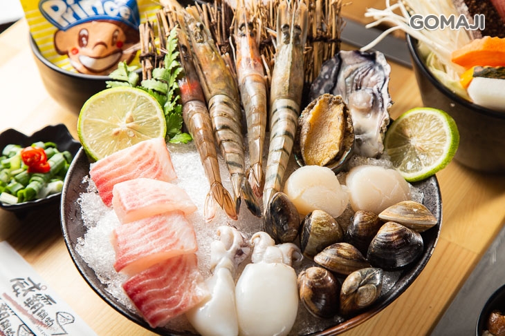 海鮮盤內容物(固定)：白蝦二隻+草蝦二隻+干貝二顆+生蠔一顆+蛤蜊八顆+小花枝二隻+鯛魚四片+小盤鮑一份