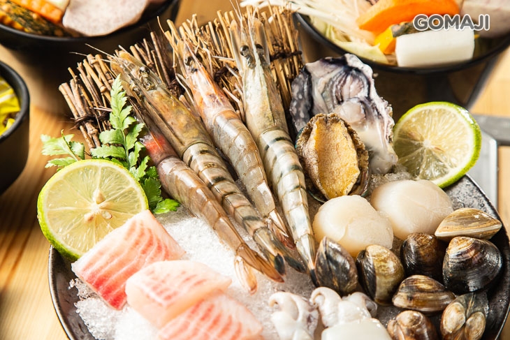 海鮮盤內容物(固定)：白蝦二隻+草蝦二隻+干貝二顆+生蠔一顆+蛤蜊八顆+小花枝二隻+鯛魚四片+小盤鮑一份