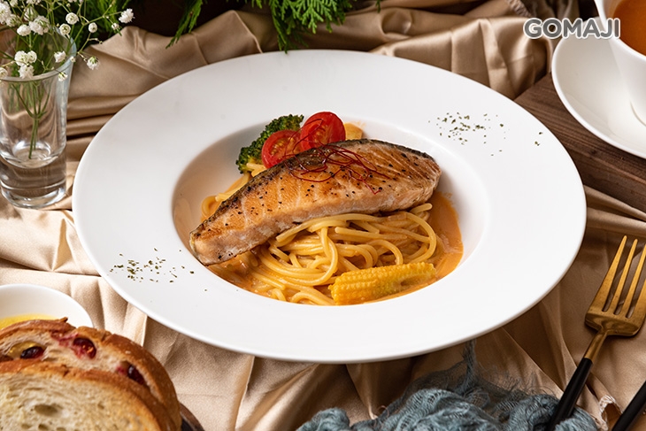 奶油蝦醬鮭魚義大利麵