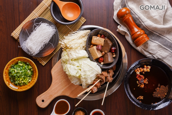麻辣鍋(含高麗菜+金針菇+豆腐+鴨血)+豬肉串+冬粉