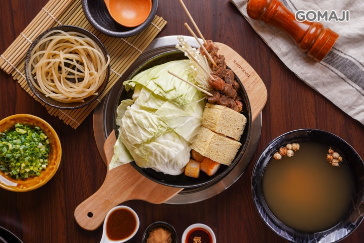 沙茶鍋(含高麗菜+金針菇+腐竹+干貝揚)+豬肉串+薯麵