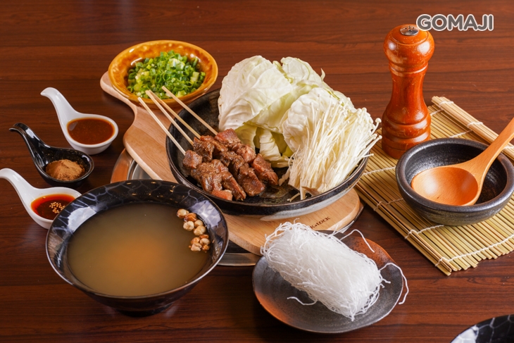 韓式泡菜(含高麗菜+金針菇+凍豆腐+水蓮)+豬肉串+薯麵