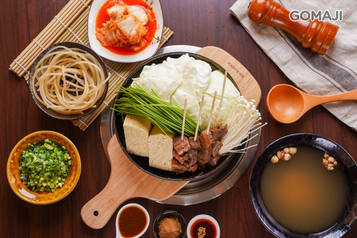 韓式泡菜(含高麗菜+金針菇+凍豆腐+水蓮)+豬肉串+薯麵