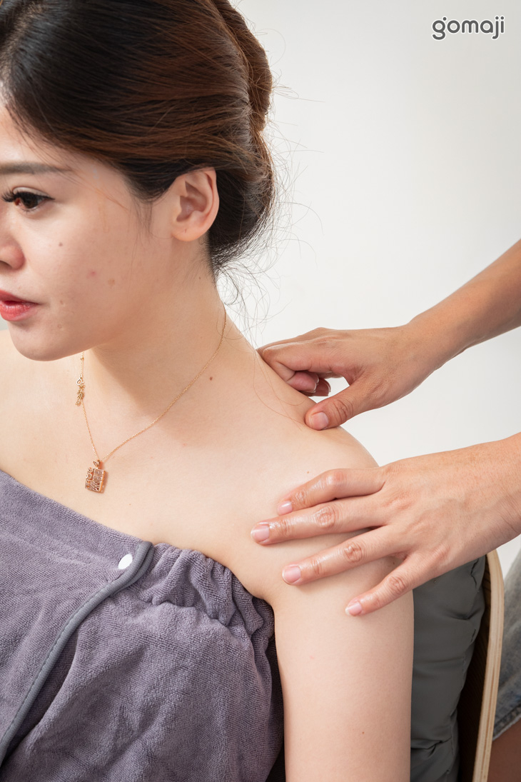 芳療家精油肩頸按摩