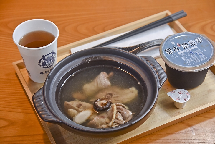 元氣煲湯三選一：香菇雞湯/鳳梨苦瓜雞湯/麻油猴頭菇湯(素)