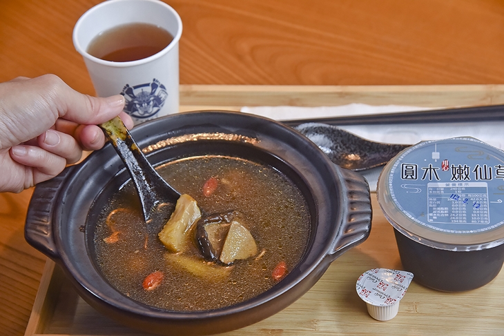 元氣煲湯三選一：香菇雞湯/鳳梨苦瓜雞湯/麻油猴頭菇湯(素)
