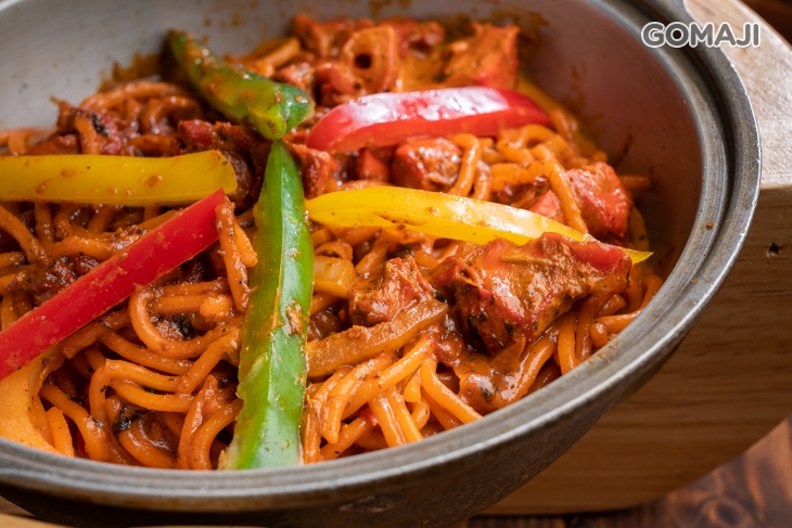 洋蔥香料燻雞肉義大利麵