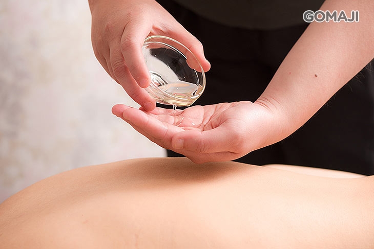 背部手技舒壓按摩