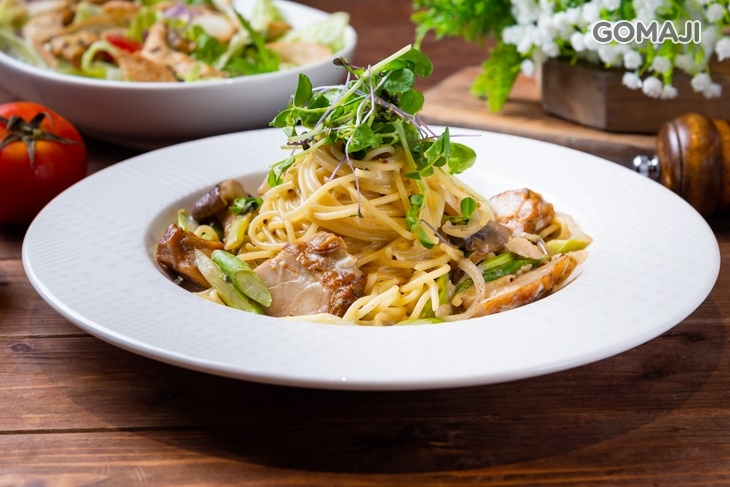 奶油蘆筍佐迷迭香烤雞肉義大利麵