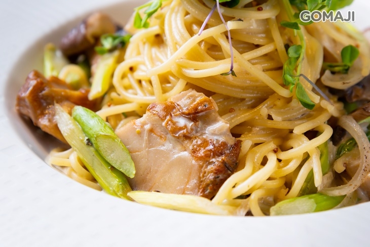 奶油蘆筍佐迷迭香烤雞肉義大利麵
