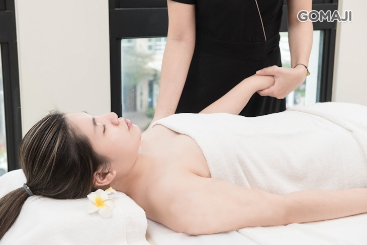 同步進行肩頸手放鬆釋壓按摩